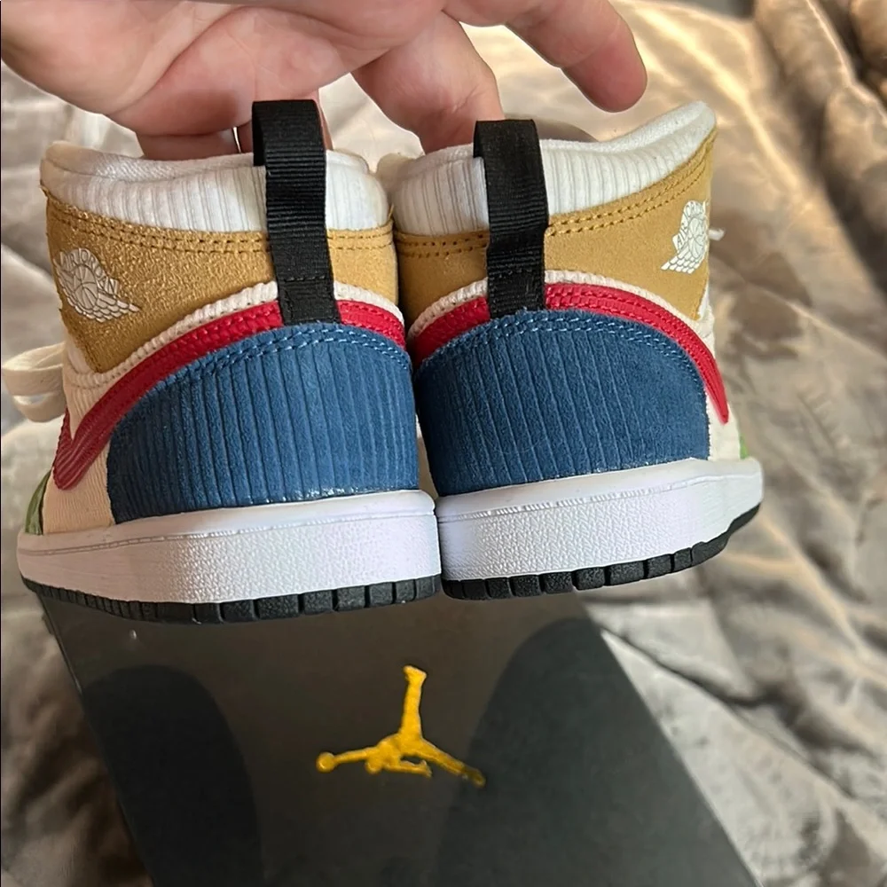 Nike Air Jordan 1 Mid "Messy Room" Runners - Picture 2 of 6